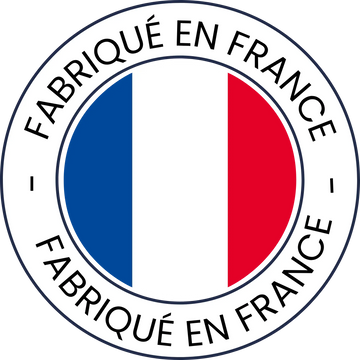 Emblème circulaire représentant le drapeau français avec la mention « fabriqué en france » inscrite en texte noir autour de son pourtour.